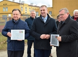 Marszałek Adam Struzik i radny wojewódzki Leszek Przybytniak prezentują dyplomy z podziękowaniami, które otrzymali od samorządowców powiatu grójeckiego