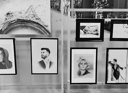 Część wystawy. U dołu są cztery portrety, u góry trzy - jeden z nich przedstawia kobietę i mężczyznę w miłosnym uścisku