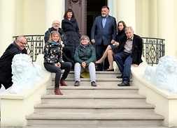 Na schodach do Muzeum - pozuje ośmioro członków Kapituły Nagrody Literackiej im. Witolda Gombrowicza.