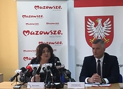 Dyrektor Maria Jaskot i wicemarszałek siedzą za stołem konferencyjnym