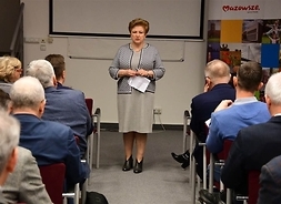 Elżbieta Lanc, członek zarządu przemawia do zgromadzonych na sali konferencyjnej