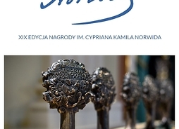 Wizerunek statuetek Nagrody im. Cypriana Kamila Norwida, kilka statuetek stoi obok siebie.
