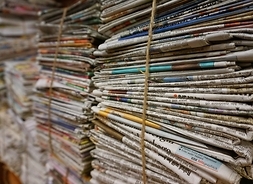 Papierowe gazety spakowne w paczki