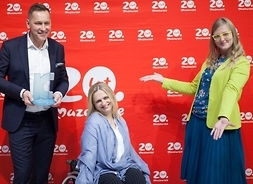 Zwycięzcy ubiegłorocznej edycji konkursu: od lewej stoi Waldemar Dolecki trzymający w rękach statuetkę laureata, obok nagrodzone wyróżnieniami Małgorzata Sobiesiak (siedzi) i Eliza Bujalska (stoi).