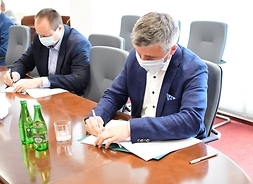 List intencyjny podpisują siedzący za stołem prezes Bartosz Dubiński (po prawej) i członek zarządu Marek Pszonka (po lewej).