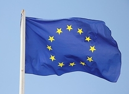 Na tle nieba powiewa flaga Unii Europejskiej