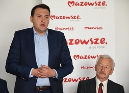 Występuje stojąc wiceprzewodniczący Sejmiku Mazowsze Marcin Podsędek