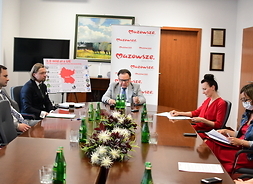 Przy stole konferencyjnym siedzi marszałek Adam Struzik, po jego prawej stronie siedzą dyrektor Frankowski i dyrektor Wajda, po lewej - radna Brzezińska i rzeczniczka UMWM. W tle widać baner z napisem Mazowsze