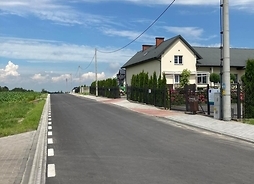 Zdjęcie wyremontowanej putej ulicy. Na jej końcu widać dom mieszkalny