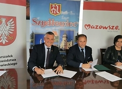 przedstawiciele samorządu Mazowsza i gminy Szydłowiec podpisują umowy na realizację gminnych inwestycji