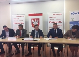 umowy podpisują przedstawiciele samorządu Mazowsza oraz samorzadów lokalnych Ostołęki i Rzekunia