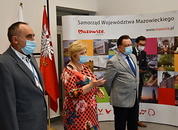 Marszałek Adam Struzik, członek zarządu Elżbieta Lanc oraz Mirosław Krusiewicz, dyrektor departamentu edukacji.