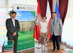 Marszałek Adam Struzik i dwoje przedstawicieli Urzędu Statystycznego w Warszawie stoi obok siebie pozując do zdjęcia.
