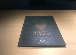Obiekt muzealny. Bibliofilski egzemplarz Konstytucji Polski z 1935 r.