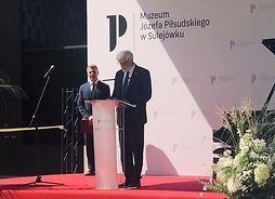 Krzysztof Jaraczewski, wnuk Marszałka stojąc przemawia do mikrofonu podczas uroczystego otwarcia nowego muzeum.