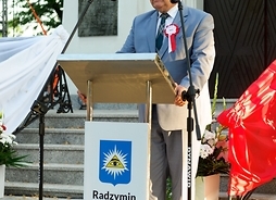 Marszałek Adam Struzik przemawia z trybuny do mikrofonu podczas uroczystości.