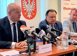 Siedzą obo siebie za stołem prezydialnym, od lewej: prezydent miasta Płocka Andrzej Nowakowski, marszałek Adam Struzik i wicemarszałek Wiesław Raboszuk.