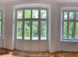 Panoramiczne okno, pięcio-częściowe, jednego z wyremontowanych pomieszczeń Pałacu Karolin, widok od wewnątrz.