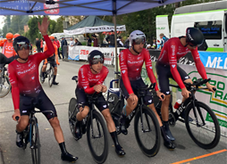 Czterech zawodników siedzi na rowerach w linii, czekając na sygnał do startu w zawodach.