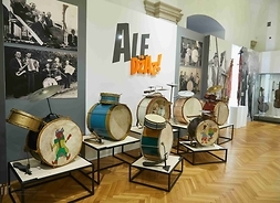 Sala ekspozycyjna, na pierwszym planie kilka instrumentów perkusyjnych, z tyłu plansze wystawowe.
