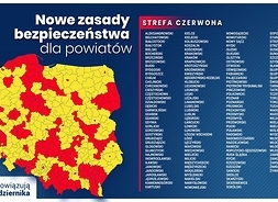 Infografika pokazująca mapę Polski z zanaczonymi na powiatami objetymi czerwoną strefą, po lewej wykaz wszystkich powiatów w tej kategorii.