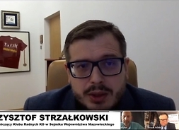 Stop-klatka z ekranu laptopa podczas telekonferencji - twarz radnego Krzysztofa Grzegorza Strzałkowskiego