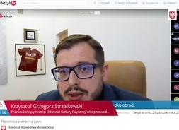 Stop-klatka z ekranu laptopa podczas obrad sesji zdalnej - twarz radnego Krzysztofa Grzegorza Strzałkowskiego