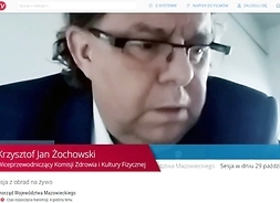 Stop-klatka z ekranu laptopa podczas obrad sesji zdalnej - twarz radnego Krzysztofa Jana Żochowskiego