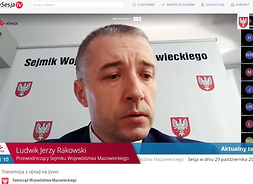 Stop-klatka z ekranu laptopa podczas obrad sesji zdalnej - twarz przewodniczącego Ludwika Rakowskiego