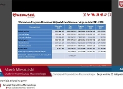 Stopklatka z transmisji live z ekranu komputera. Tablica informacyjna z prezentacji dotyczącej WPF WM.