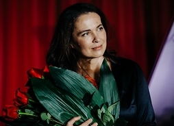 Laureatka z naręczem kwiatów, zdjęcie portretowe