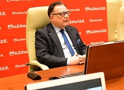 Podczas konferencji on-line przy komputerze