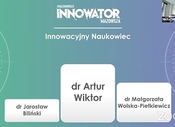 Stopklatka z ekranu komputera z relacji na żywo internetowej, grafika pokazująca nazwiska zwycięzców konkursu w kategorii Innowacyjny Naukowiec.