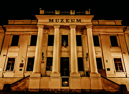 Fasada Muzeum Jacka Malczewskiego w Radomiu. Zdjęcie robione nocą, budynek jest oświtlony, ale światła wewnątrz zgaszone