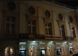 Zdjęcie budynku Teatru Polskiego w Warszawie. Okna wewnątrz teatru są zgaszone