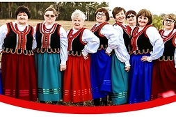 Obramowane graficznie foto na którym osiem kobiet w tradycyjnych strojach regionalnych ozdobnych, stoi blisko siebie w rzędzie.