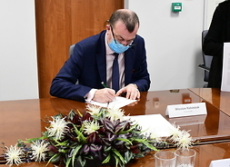 Wicemarszałek Raboszuk podpisuje akt notarialny