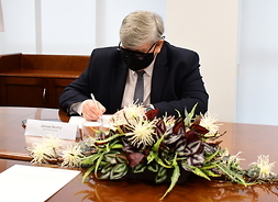 Akt notarialny podpisuje wójt Janusz Budny