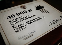 Symboliczny czek na kwotę 40 tys. zł dla laureata Nagrody Gombrowicza