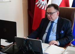 Marszałek widoczny zza laptopa