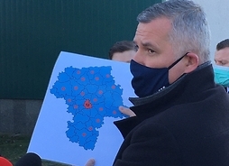 Wicemarszałek pokazuje mapę z sytuacją w regionie