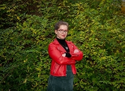 Jagoda Wypyszyńska - zdjęcie portretowe na tle zieleni