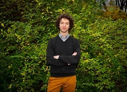 Jerzy Szufa - zdjęcie portretowe na tle zieleni