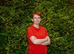 Monika Rejtner - zdjęcie portretowe na tle zieleni