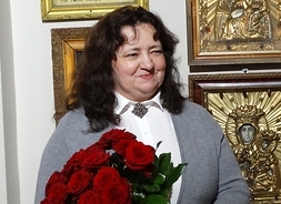 Kobieta z bukietem róż