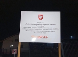 tablica informująca o tym, ze projekt  modernizacjio oświetlenia zrealizowano ze środków samorządu Mazowszagramu