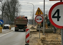 Droga, przy której stoi ciężarówka, po prawej strony budowany jest chodnik