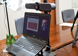 Laptop, na ekramie marszałek Adam Struzik