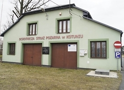 Budynek ochotniczej straży pożarnej z dwiema bramami, siedziba Muzeum Pożarnictwa w Kotuniu.