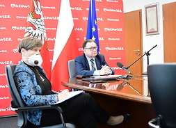 Zastępca dyreektora Kancelarii Marszałka Aleksandra Hanzle i marszałek Adam Struzik siedzą przy stole